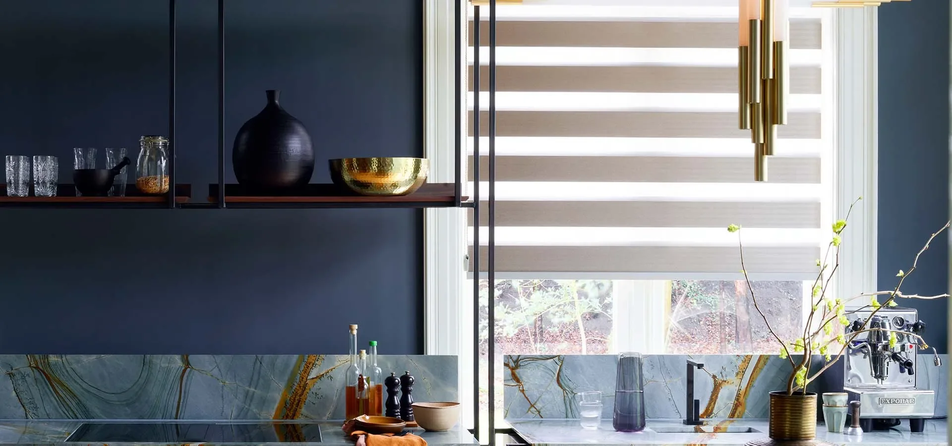 423-raamdecoratie_duorolgordijnen_header.webp 423-raamdecoratie_duorolgordijnen_header.webp